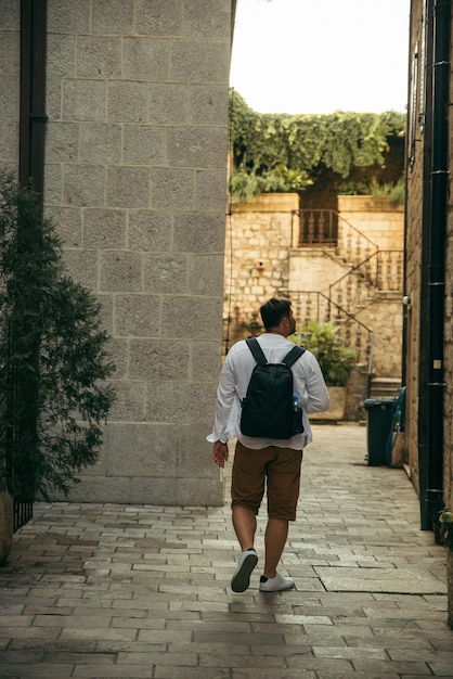 Hombre caminando por estrechas calles de kotor