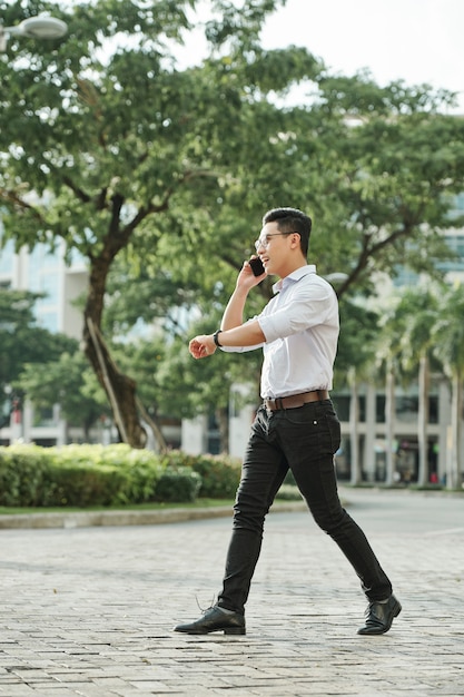 Hombre caminando hablando por teléfono