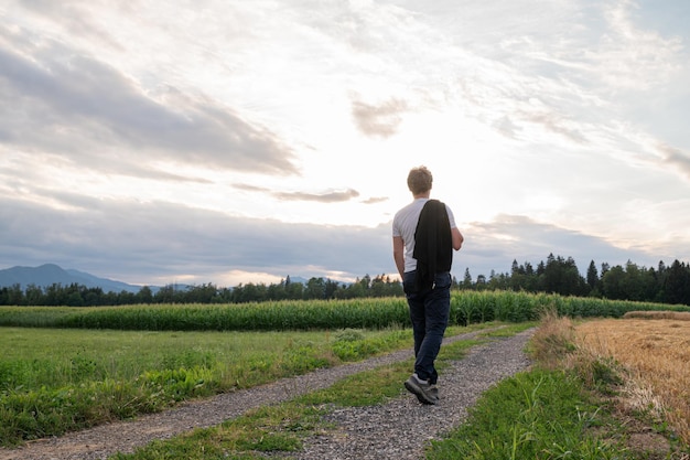 Hombre caminando por un hermoso paisaje