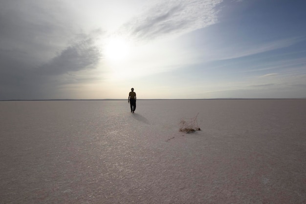 Hombre caminando por el lago salado