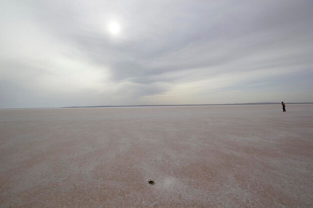 Hombre caminando por el lago salado