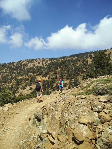 Foto hombre caminando por la montaña