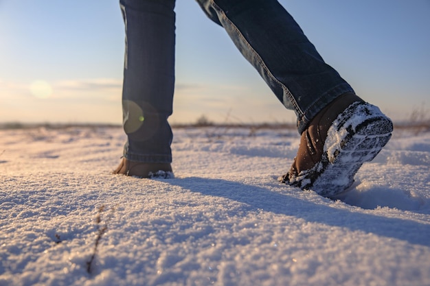 Hombre caminando en la nieve.