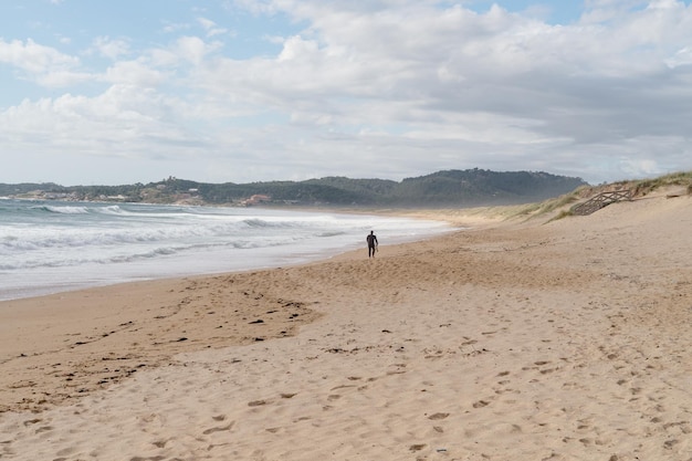 Hombre caminando por la playa en la playa de Lanzada Galicia España