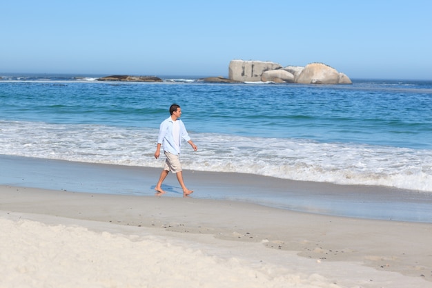 Hombre caminando en la playa