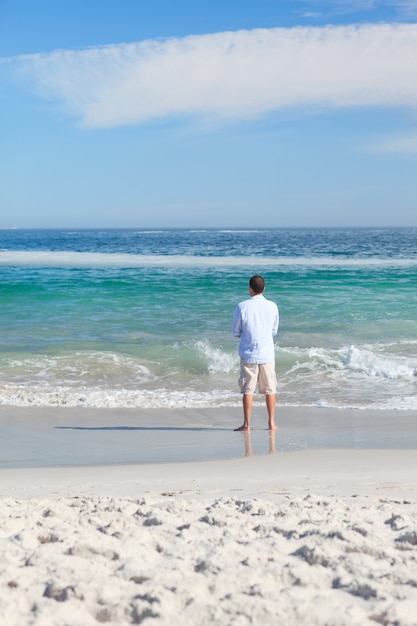 Hombre caminando en la playa