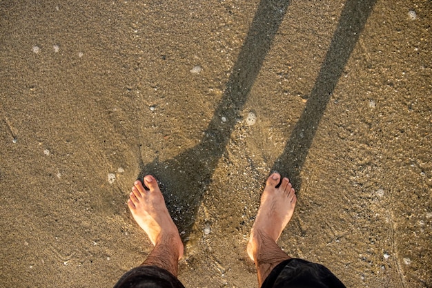 Hombre caminando en la playa