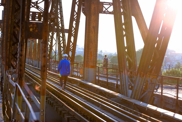 Foto hombre caminando por el puente