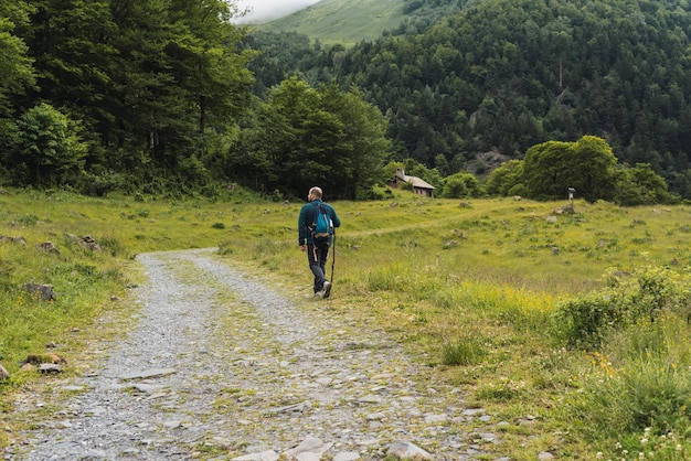 Hombre caminando por un sendero en plena naturaleza trekking