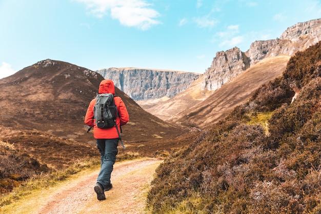 Hombre caminando solo en Escocia, Isla de Skye