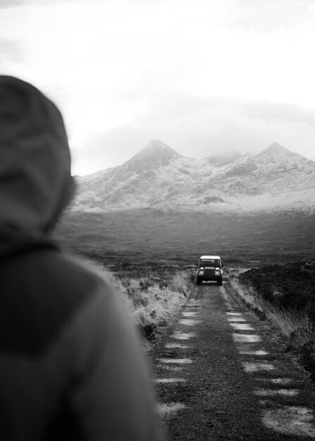 Hombre caminando hacia su coche en Glen Etive, Escocia