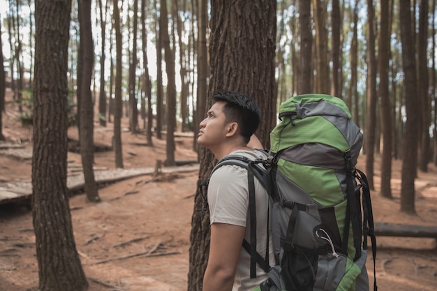 Hombre caminante tomar un descanso mientras disfruta de la vista