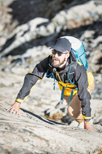 Hombre durante una caminata de montaña difícil