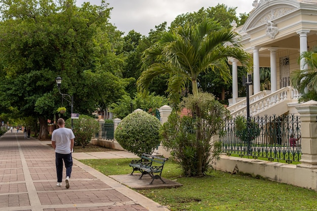 Hombre caminhando em Mérida, Yucatán