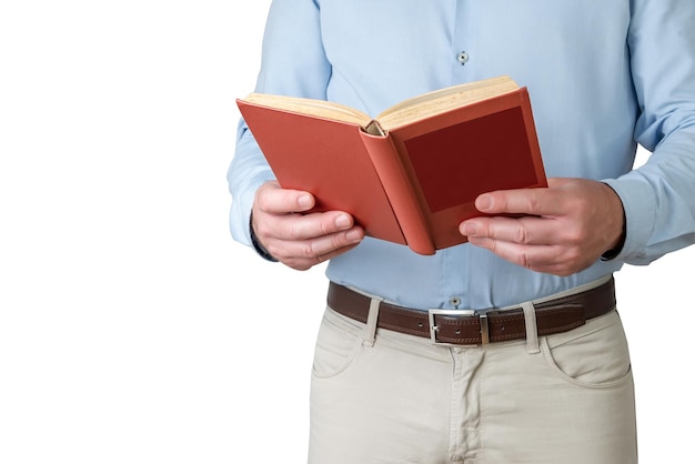 Hombre con camisa azul claro y pantalones beige sosteniendo un libro abierto Leyendo una novela Día del libro