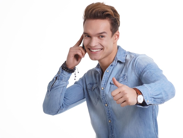 Foto un hombre con una camisa azul está dando un pulgar hacia arriba