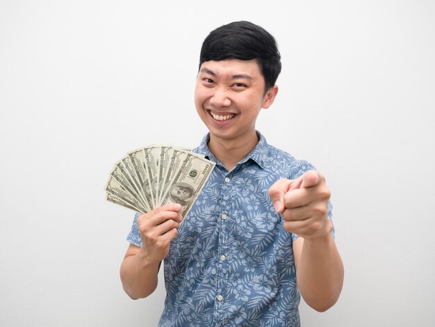 Hombre camisa azul gesto sonriente señalar con el dedo que tienes mucho dinero