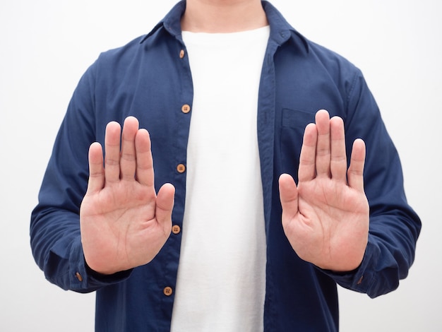 Hombre camisa azul muestra la mano de remolque hacia arriba para detener la toma de cultivo