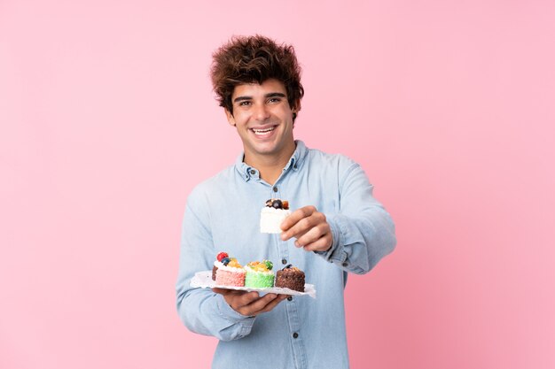 Hombre con camisa azul posando con dulces