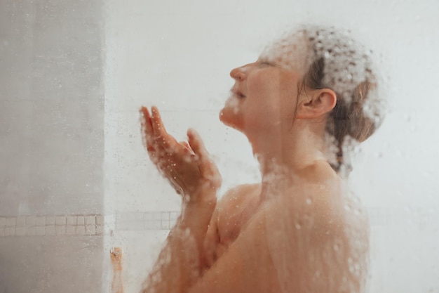 Foto hombre sin camisa en el baño.