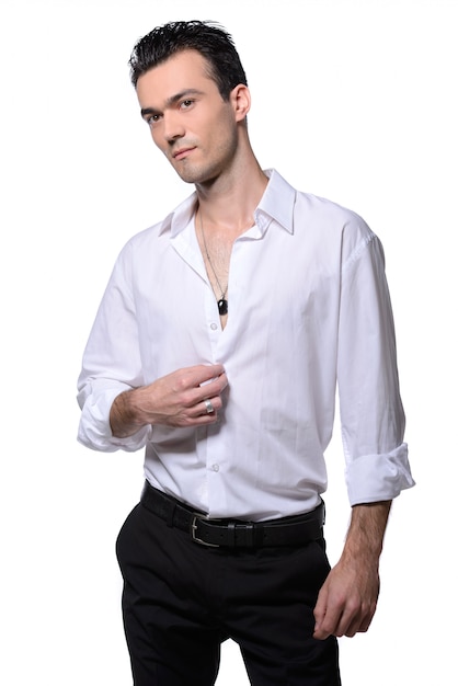 Hombre en una camisa blanca está de pie sobre un blanco