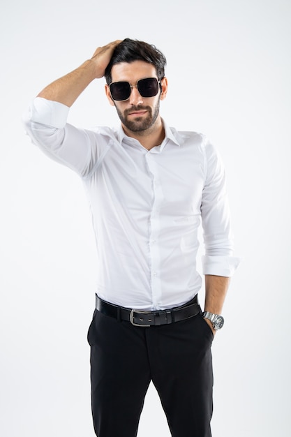 Hombre con camisa blanca y gafas de sol