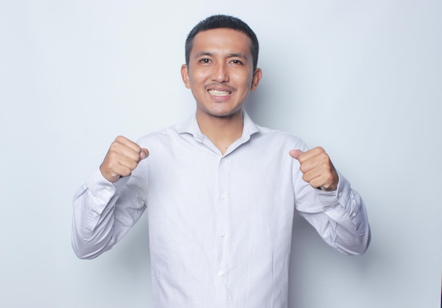 Foto un hombre con una camisa blanca con la palabra feliz