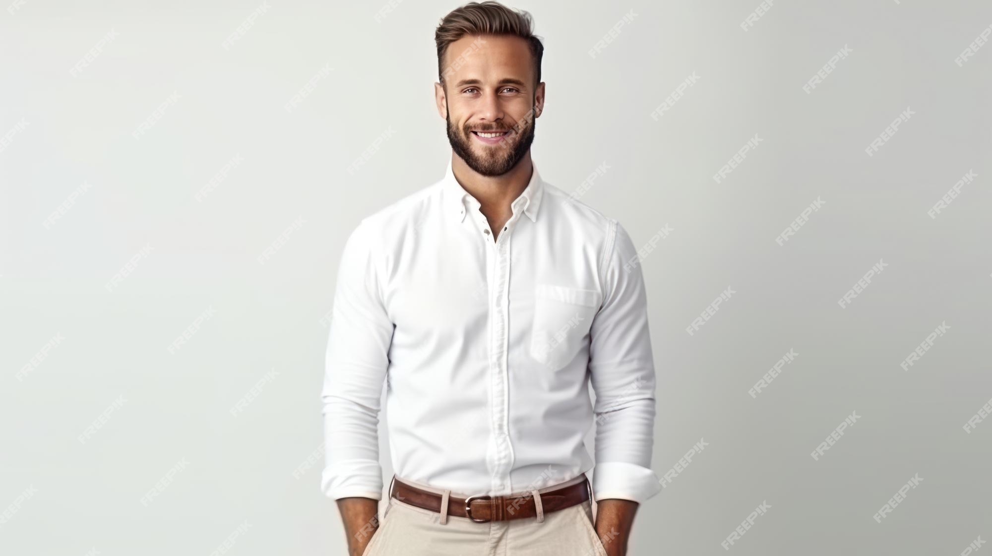 Un hombre con una camisa blanca y pantalones caqui para frente un fondo blanco. | Premium