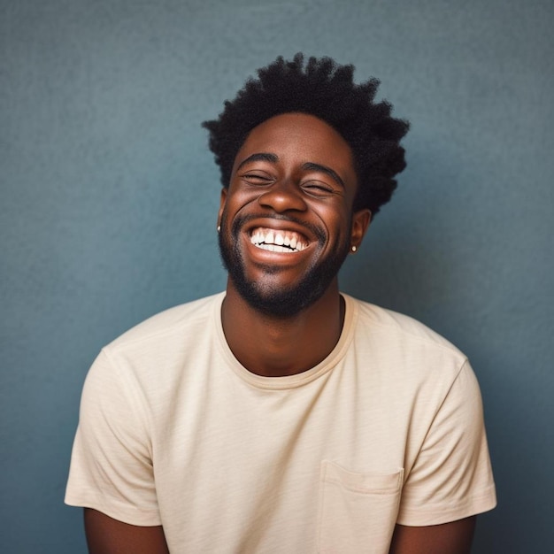 un hombre con una camisa blanca que dice que está sonriendo