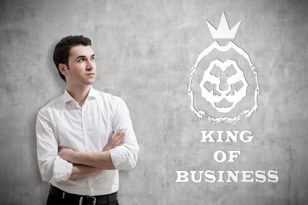Hombre con camisa blanca y rey del bosquejo de negocios