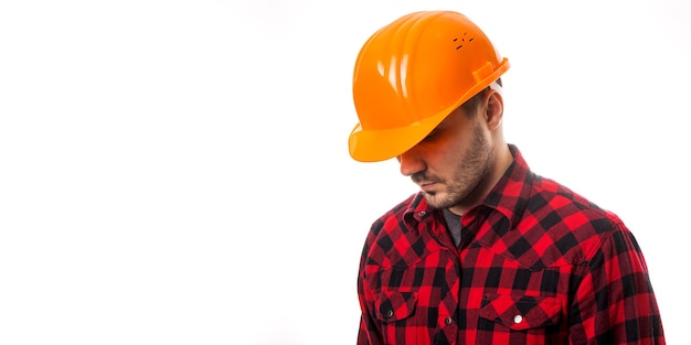 Un hombre con una camisa a cuadros y un casco de construcción aislado