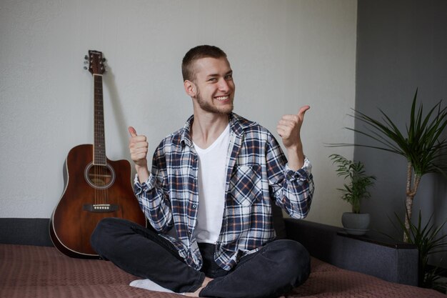 El hombre con camisa a cuadros muestra clase