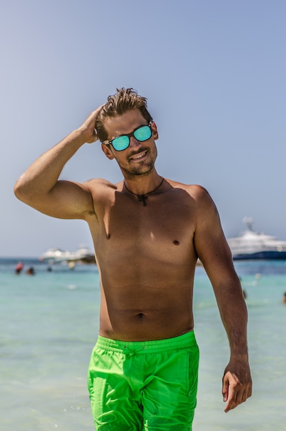 Hombre sin camisa disfrutando de la playa