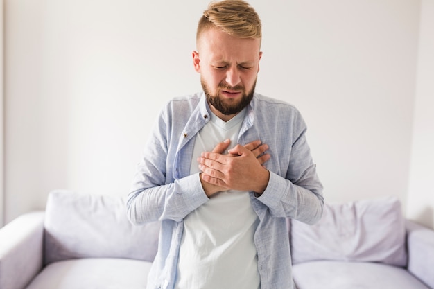 Hombre en camisa gris que sufre de angustia