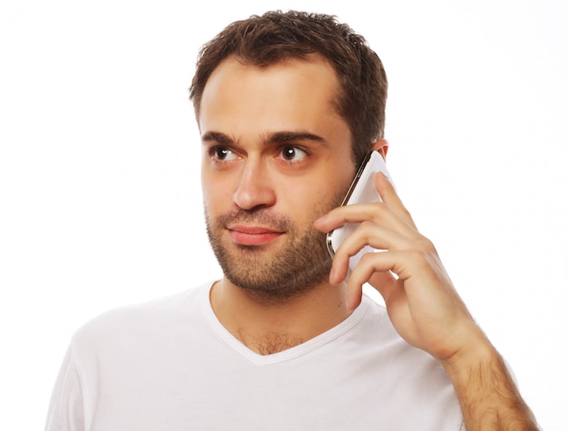 hombre en camisa hablando por teléfono