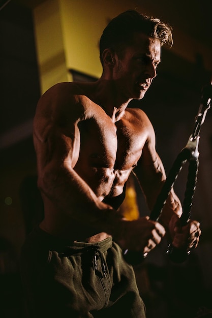 Hombre sin camisa haciendo ejercicio en casa