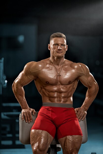 Foto hombre sin camisa haciendo ejercicio en el gimnasio