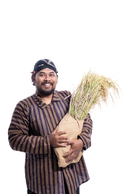 Hombre con camisa lurik tradicional javanés con granos de arroz