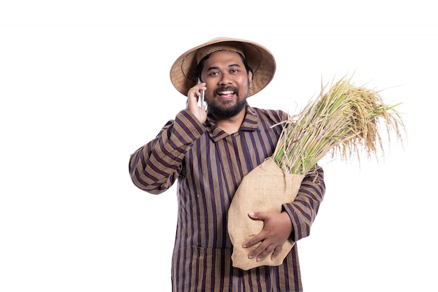 Hombre con camisa lurik tradicional javanés con granos de arroz