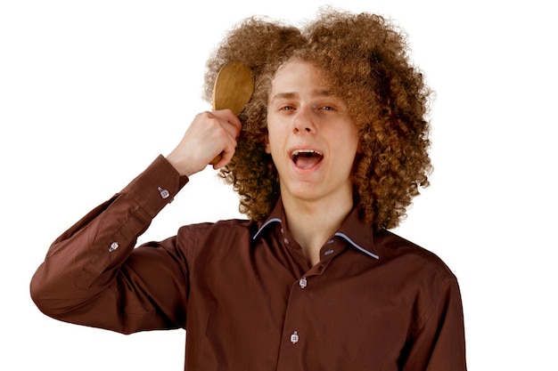 hombre con una camisa marrón usa un peine de madera