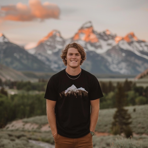 Foto un hombre con una camisa negra que dice montaña en él