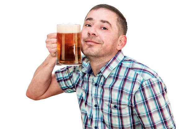 Un hombre con camisa presiona un vaso de cerveza en su cara. Fondo blanco aislado.