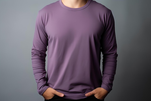 Un hombre con una camisa púrpura está posando para una foto con las manos en los bolsillos y las manos en su p