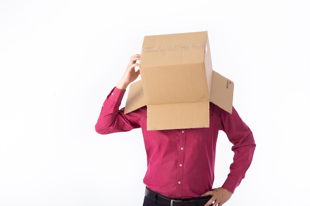 El hombre con una camisa roja con una caja de cartón en la cabeza hace un gesto con las manos