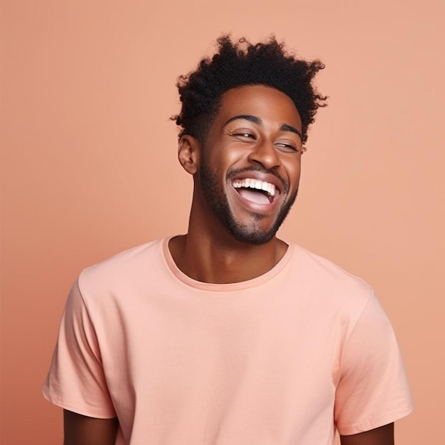 un hombre con una camisa rosa que dice sonrisa