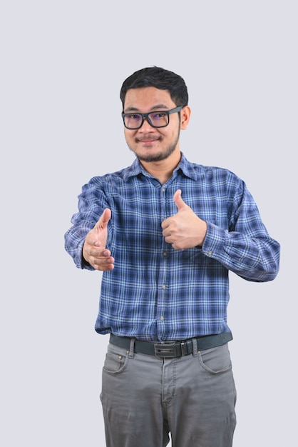 Hombre con camisas de rayas azules y gafas