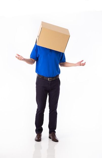 Hombre en una camiseta azul con una caja de cartón en la cabeza hace un gesto con las manos