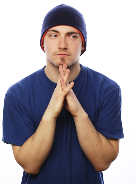 Hombre de camiseta azul y sombrero azul.