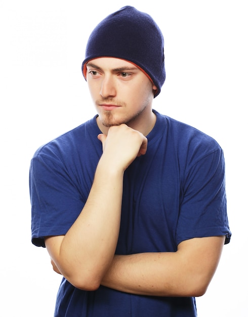 Hombre de camiseta azul y sombrero azul.