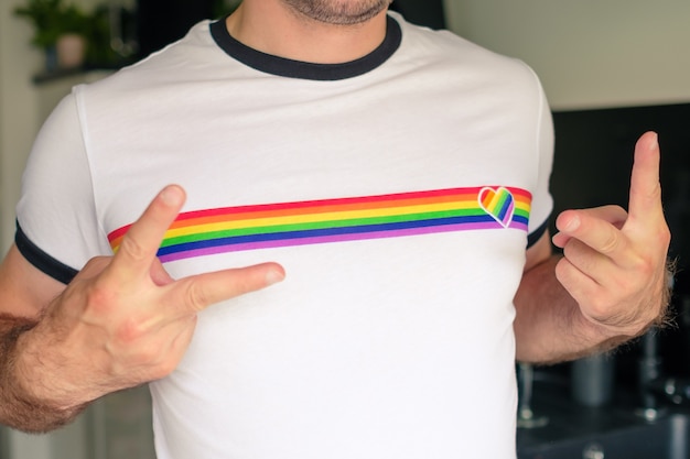 El hombre de la camiseta con la bandera lgbt muestra el concepto de derechos de homosexuales y lesbianas de firmar la paz